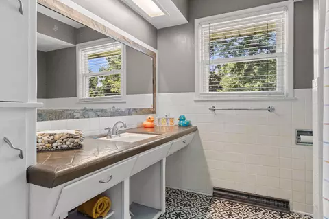 Bath - 1904 S Valleyroad Ave, Springfield, MO 65804 photo 1 of 3