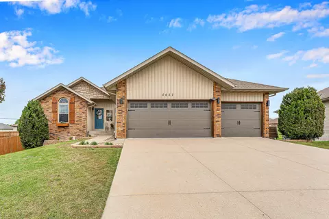 5657 S Vicksburg Battle Ct, Battlefield, MO 65619