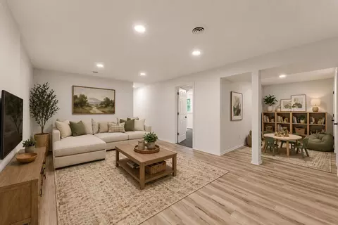 Living - 4859 S Roslyn Ave, Springfield, MO 65804 photo 8 of 8