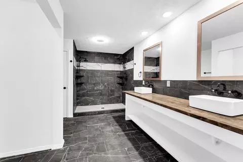 Bath - 4859 S Roslyn Ave, Springfield, MO 65804 photo 2 of 4