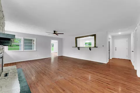 Living - 4859 S Roslyn Ave, Springfield, MO 65804 photo 3 of 8