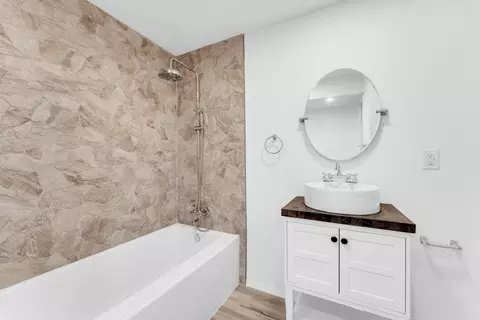 Bath - 4859 S Roslyn Ave, Springfield, MO 65804 photo 4 of 4