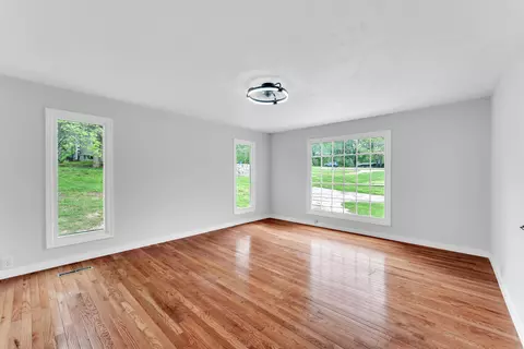 Living - 4859 S Roslyn Ave, Springfield, MO 65804 photo 6 of 8