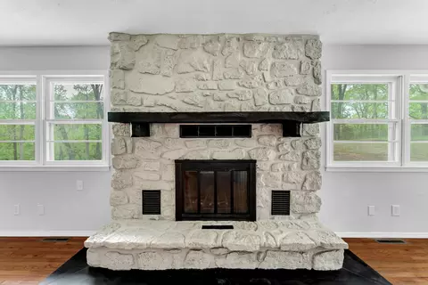 Living - 4859 S Roslyn Ave, Springfield, MO 65804 photo 4 of 8