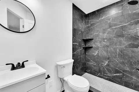 Bath - 4859 S Roslyn Ave, Springfield, MO 65804 photo 1 of 4