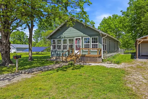 335 E Cofield St, Aurora, MO 65605