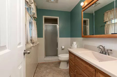 Bath - 6726 W Dogwood St, Springfield, MO 65802 photo 2 of 2