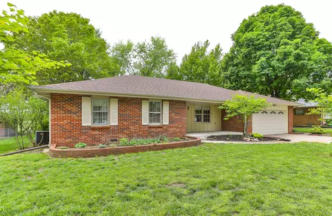 Exterior - 6726 W Dogwood St, Springfield, MO 65802 photo 2 of 11