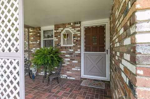 Exterior - 1140 E Rosebrier St, Springfield, MO 65807 photo 3 of 8