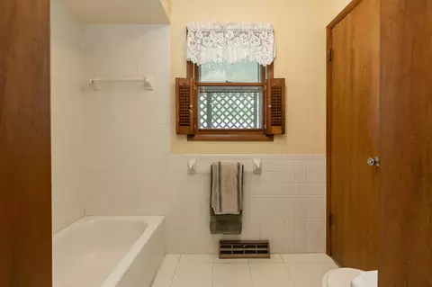 Bath - 1140 E Rosebrier St, Springfield, MO 65807 photo 3 of 3