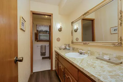 Bath - 1140 E Rosebrier St, Springfield, MO 65807 photo 2 of 3