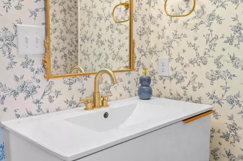 Bath - 641 Eiserman Ave, Branson, MO 65616 photo 2 of 5