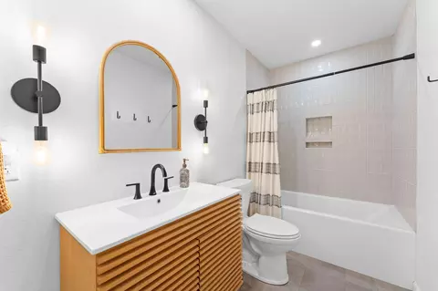 Bath - 641 Eiserman Ave, Branson, MO 65616 photo 4 of 5