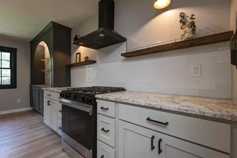 Kitchen - 2329 E Meadow Dr, Springfield, MO 65804 photo 9 of 11