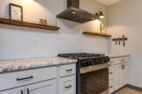 Kitchen - 2329 E Meadow Dr, Springfield, MO 65804 photo 8 of 11