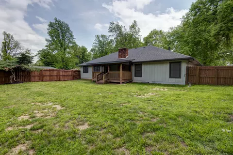 Exterior - 2329 E Meadow Dr, Springfield, MO 65804 photo 7 of 8