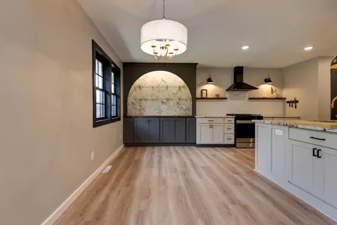 Kitchen - 2329 E Meadow Dr, Springfield, MO 65804 photo 5 of 11