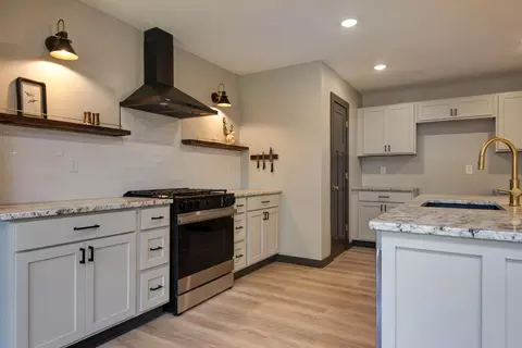 Kitchen - 2329 E Meadow Dr, Springfield, MO 65804 photo 7 of 11
