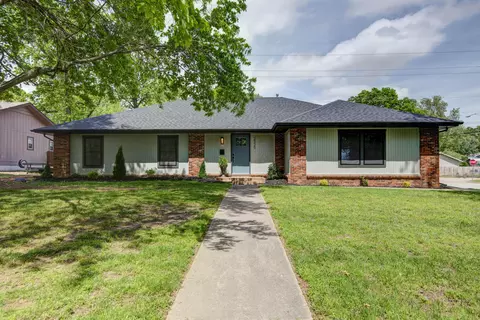 2329 E Meadow Dr, Springfield, MO 65804