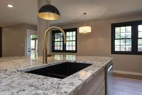 Kitchen - 2329 E Meadow Dr, Springfield, MO 65804 photo 10 of 11