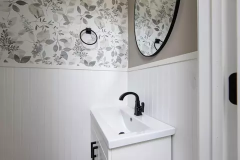 Bath - 1570 E Snider St, Springfield, MO 65803 photo 1 of 4