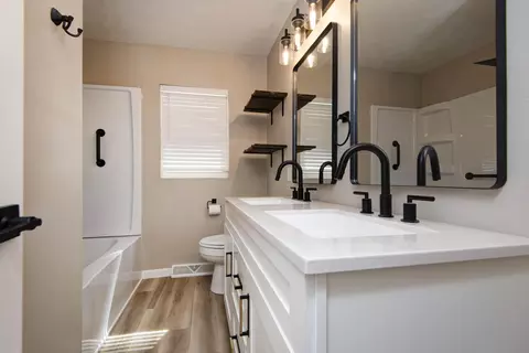 Bath - 1570 E Snider St, Springfield, MO 65803 photo 2 of 4
