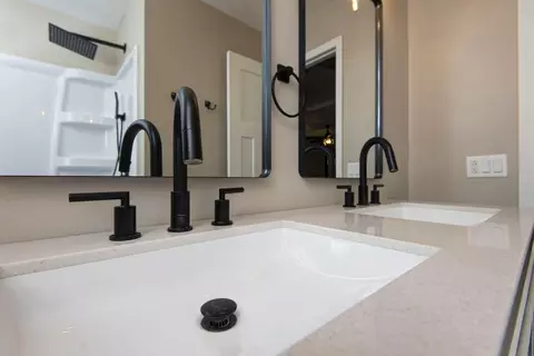 Bath - 1570 E Snider St, Springfield, MO 65803 photo 4 of 4