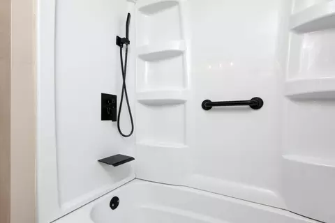Bath - 1570 E Snider St, Springfield, MO 65803 photo 3 of 4