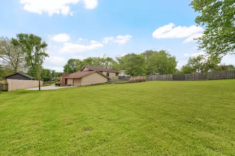 Exterior - 2925 E Clovis Cir, Springfield, MO 65804 photo 5 of 10