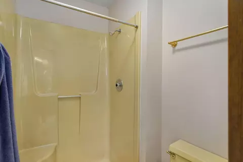 Bath - 2925 E Clovis Cir, Springfield, MO 65804 photo 2 of 4