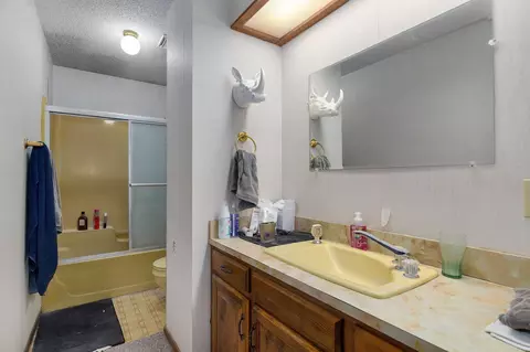 Bath - 2925 E Clovis Cir, Springfield, MO 65804 photo 3 of 4
