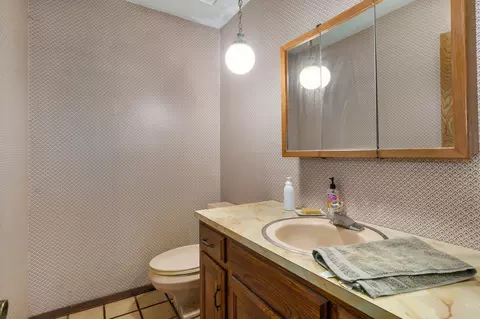 Bath - 2925 E Clovis Cir, Springfield, MO 65804 photo 4 of 4