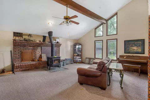 Living - 2925 E Clovis Cir, Springfield, MO 65804 photo 2 of 3
