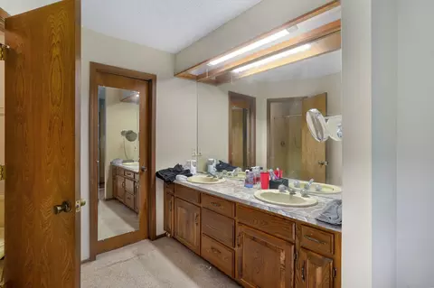 Bath - 2925 E Clovis Cir, Springfield, MO 65804 photo 1 of 4
