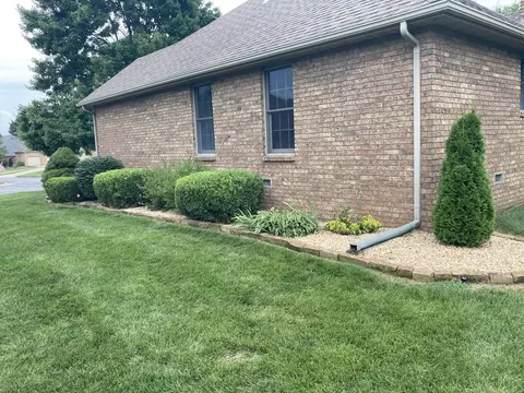 Exterior - 3700 E Dartmoor Ct, Springfield, MO 65802 photo 8 of 10