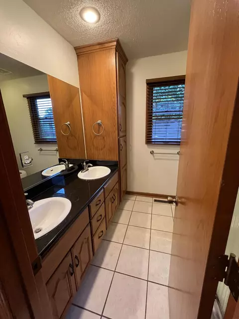 Bath - 3700 E Dartmoor Ct, Springfield, MO 65802 photo 1 of 3