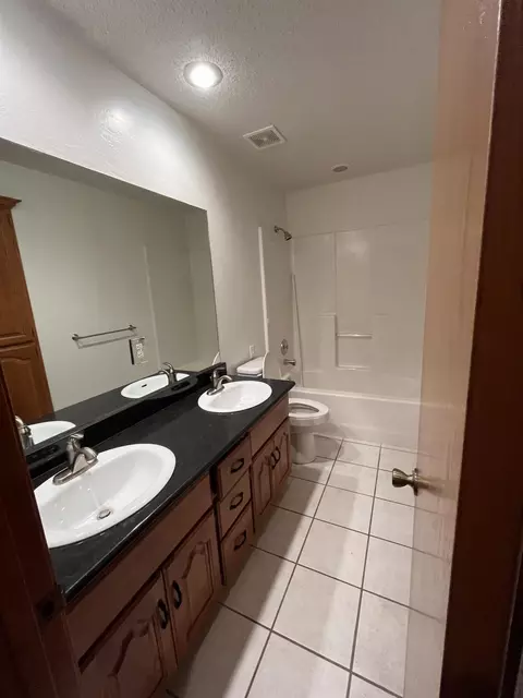 Bath - 3700 E Dartmoor Ct, Springfield, MO 65802 photo 3 of 3