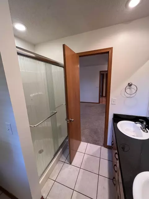 Bath - 3700 E Dartmoor Ct, Springfield, MO 65802 photo 2 of 3