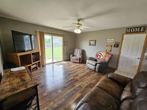 Living - 211 Arrowhead Rd, Willard, MO 65781 photo 3 of 4