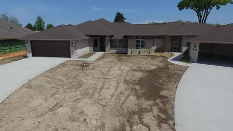 2433 E Swallow St, Springfield, MO 65804 photo 2