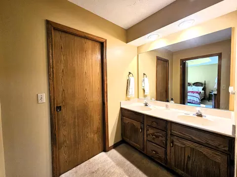 Bath - 2921 E Lark St, Springfield, MO 65804 photo 2 of 4