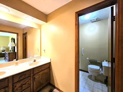 Bath - 2921 E Lark St, Springfield, MO 65804 photo 1 of 4