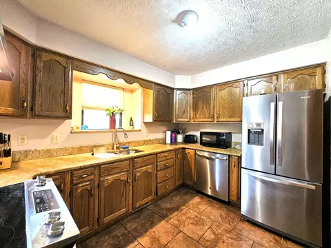 Kitchen - 2921 E Lark St, Springfield, MO 65804 photo 4 of 5