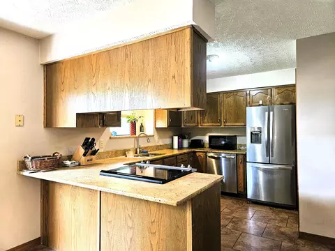 Kitchen - 2921 E Lark St, Springfield, MO 65804 photo 3 of 5