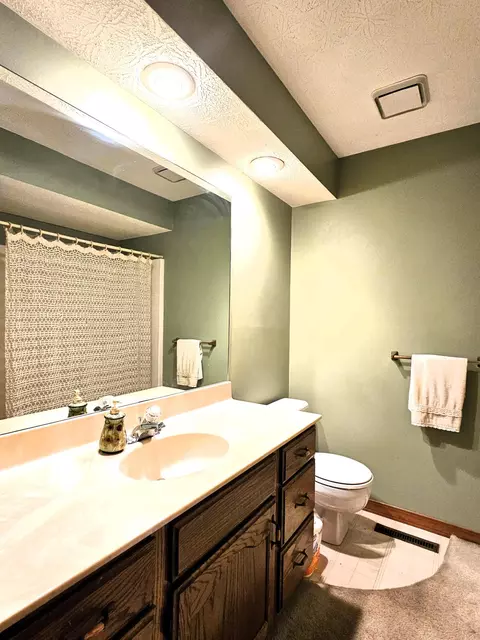 Bath - 2921 E Lark St, Springfield, MO 65804 photo 4 of 4