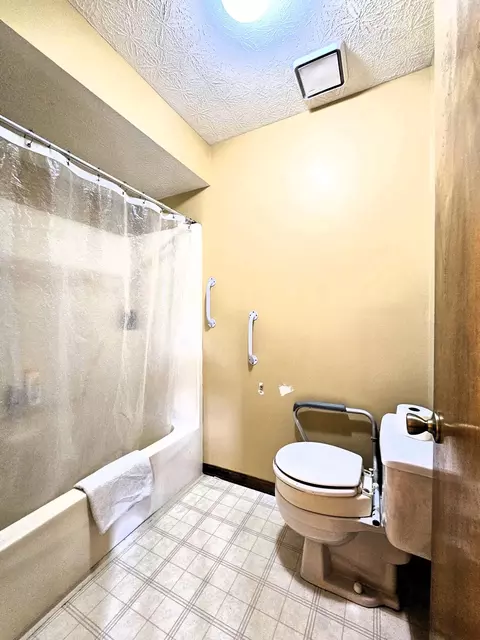 Bath - 2921 E Lark St, Springfield, MO 65804 photo 3 of 4