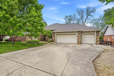 Exterior - 1915 E Canterbury St, Springfield, MO 65804 photo 7 of 9