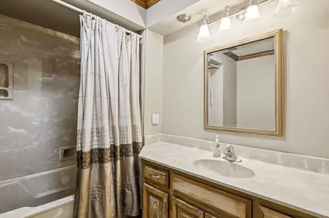 Bath - 1915 E Canterbury St, Springfield, MO 65804 photo 1 of 7