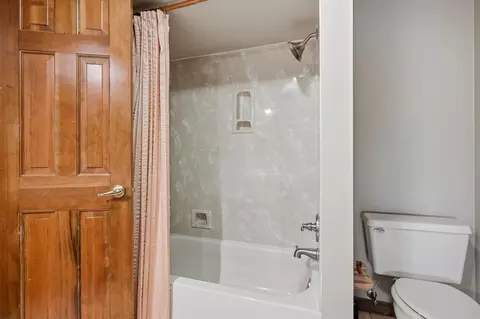Bath - 1915 E Canterbury St, Springfield, MO 65804 photo 7 of 7