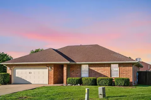 1203 E Chesapeake Dr, Ozark, MO 65721